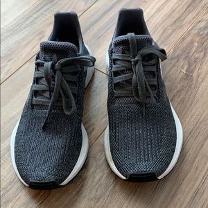 Men’s adidias tennis shoes